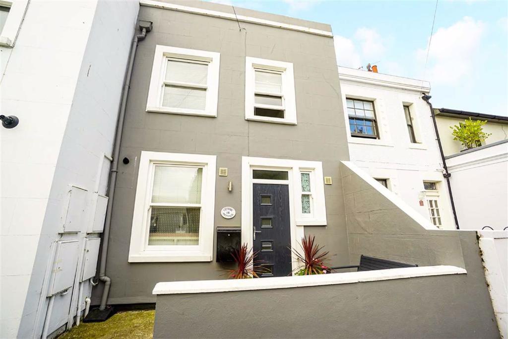 Gensing Road, St. Leonardsonsea, East Sussex 3 bed terraced house £