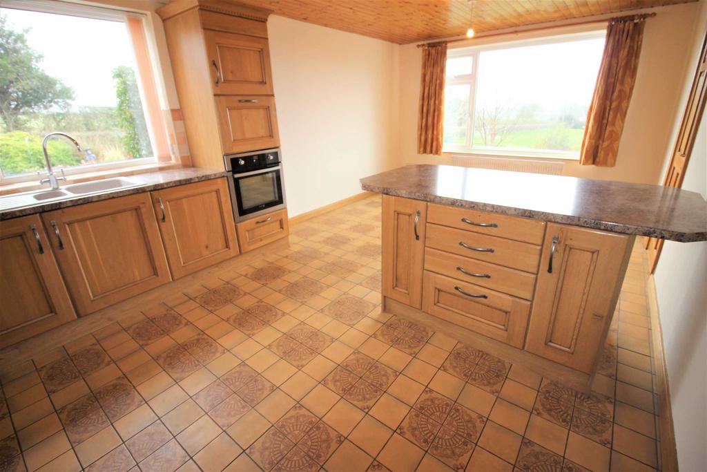 Kitchen/Dining Room:
