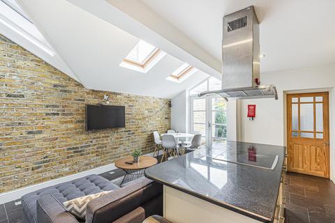 32 Chestnut Grove, London, SW12 8JD