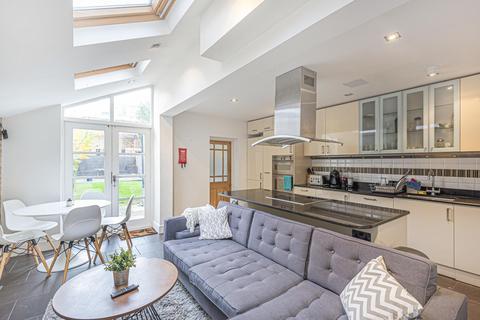 32 Chestnut Grove, London, SW12 8JD