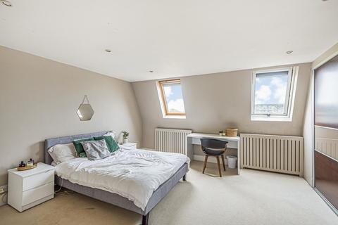 32 Chestnut Grove, London, SW12 8JD