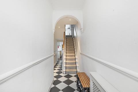 32 Chestnut Grove, London, SW12 8JD