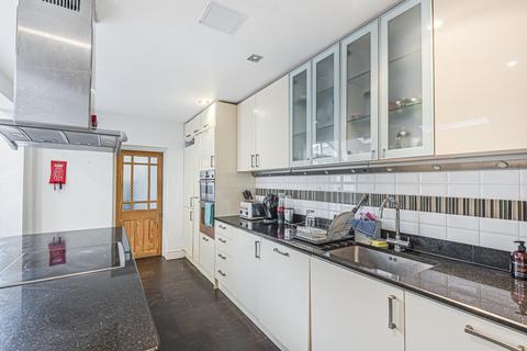 32 Chestnut Grove, London, SW12 8JD