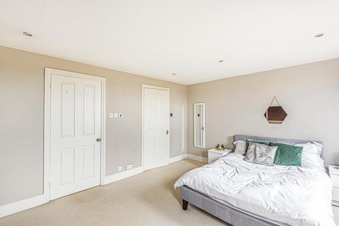 32 Chestnut Grove, London, SW12 8JD