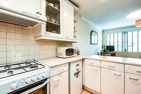 5 Farnborough Crescent, Bromley, BR2 7DL