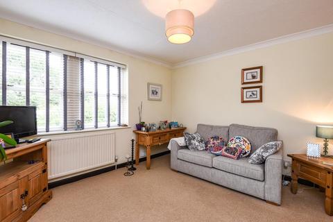 5 Farnborough Crescent, Bromley, BR2 7DL
