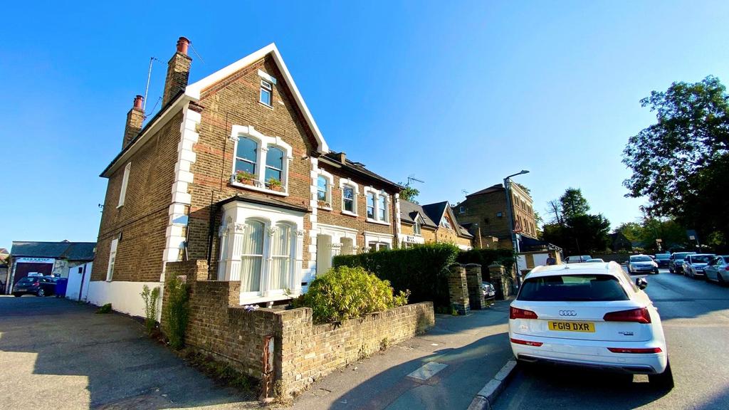 Wellington Road, Wanstead, London, E11 1 bed apartment £1,300 pcm (£