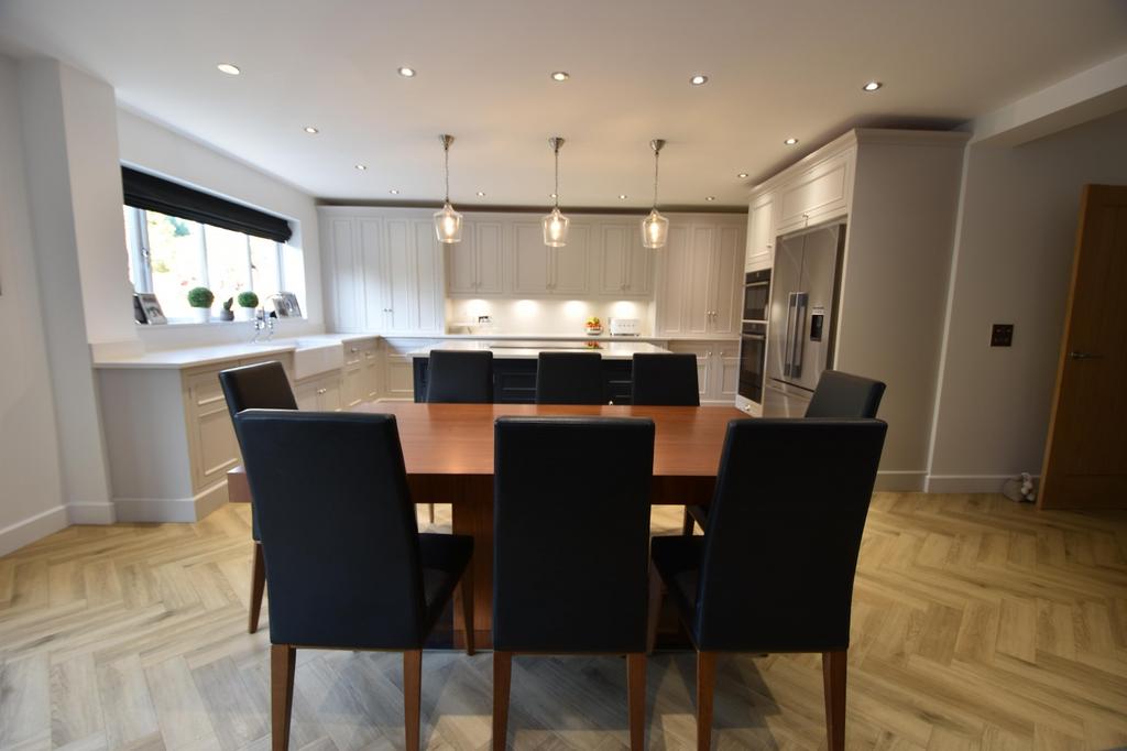 Dining Area to Kitch