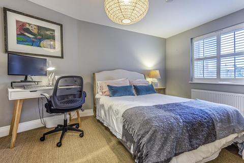 Flat 3, 8 Wendell Road, London, W12 9RT