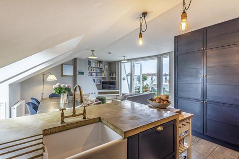 Flat 3, 8 Wendell Road, London, W12 9RT