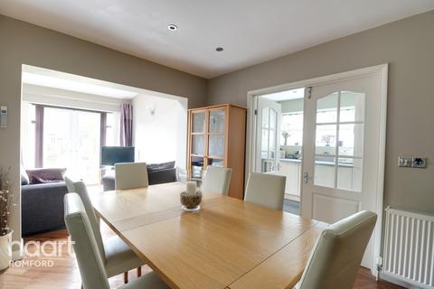 281 Carter Drive, Romford, RM5 2TT
