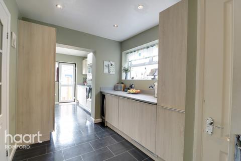 281 Carter Drive, Romford, RM5 2TT