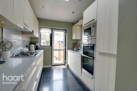281 Carter Drive, Romford, RM5 2TT