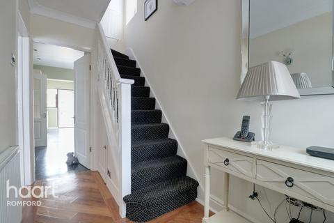 281 Carter Drive, Romford, RM5 2TT