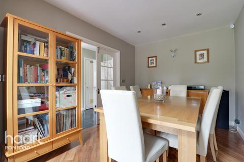 281 Carter Drive, Romford, RM5 2TT