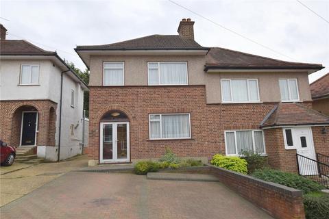 8 Ravenswood Close, Romford, RM5 2UD