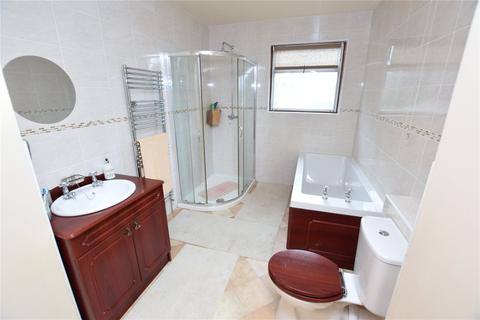 8 Ravenswood Close, Romford, RM5 2UD