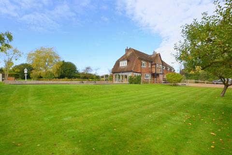 Lynsted Clandon Road, West Clandon, Guildford, GU4 7UW