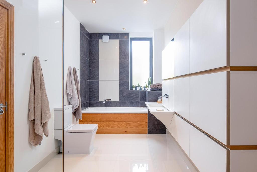 Family bathroom.JPG