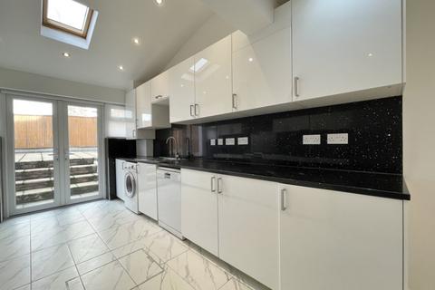 5 bedroom semi-detached house to rent, Woodcote Avenue, Mill Hill