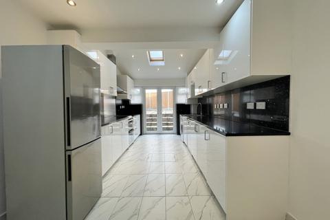 5 bedroom semi-detached house to rent, Woodcote Avenue, Mill Hill