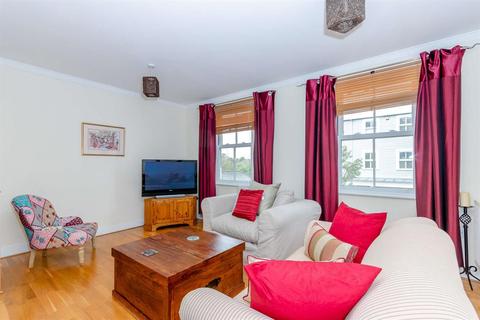 13 Portland Close, Worcester Park, KT4 8BW