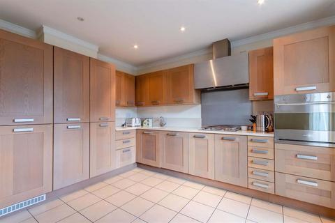 13 Portland Close, Worcester Park, KT4 8BW