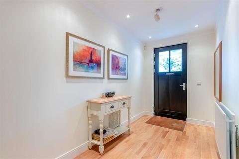 13 Portland Close, Worcester Park, KT4 8BW