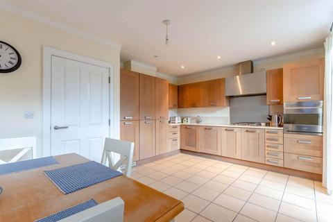 13 Portland Close, Worcester Park, KT4 8BW