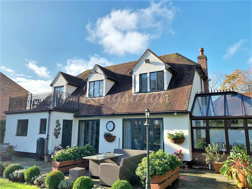 Dedham Road, Ardleigh, Colchester, Essex, CO7 4 bed detached house for