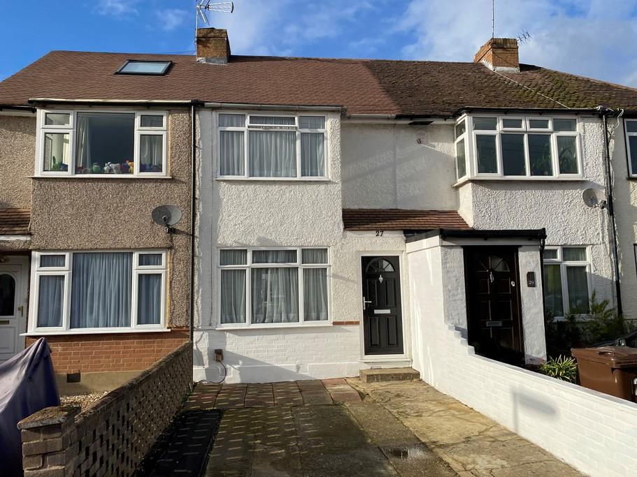 Warwick Avenue, Egham, TW20 2 bed terraced house £350,000