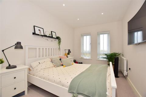 2 Commodores Close, Minster On Sea, Sheerness, ME12 3UU