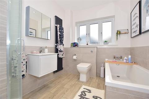2 Commodores Close, Minster On Sea, Sheerness, ME12 3UU