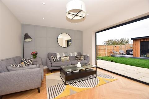 2 Commodores Close, Minster On Sea, Sheerness, ME12 3UU