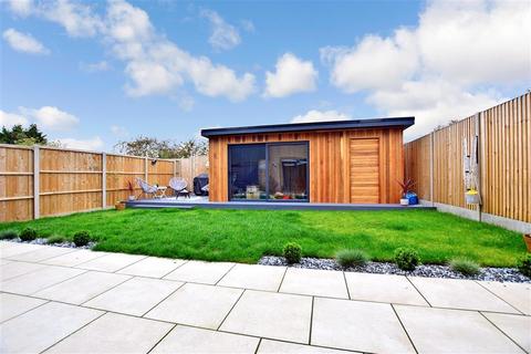 2 Commodores Close, Minster On Sea, Sheerness, ME12 3UU