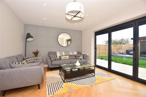 2 Commodores Close, Minster On Sea, Sheerness, ME12 3UU