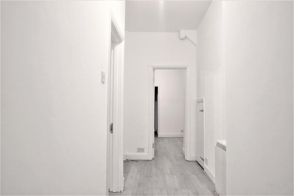 Eastfields Road, Mitcham, CR4 2 bed flat £1,250 pcm (£288 pw)