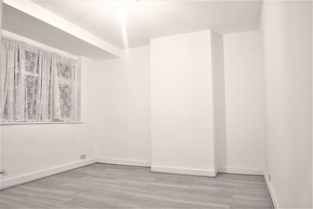 Eastfields Road, Mitcham, CR4 2 bed flat £1,250 pcm (£288 pw)