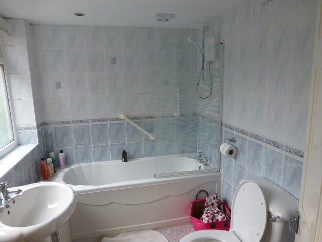 P1010949 bathroom.jpg