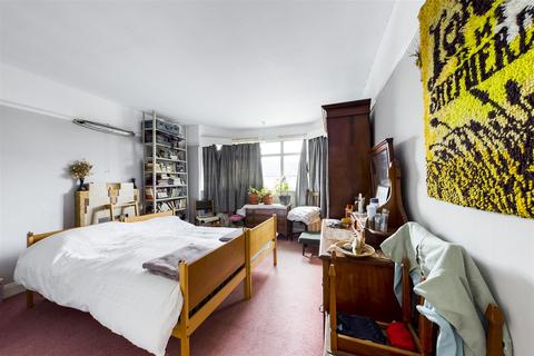 8 Middleton Drive, Pinner, HA5 2PG