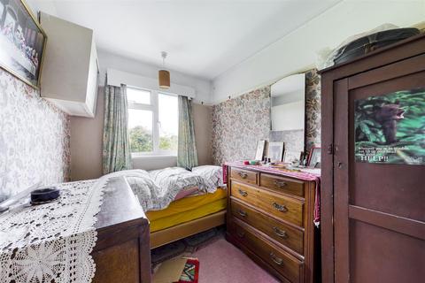 8 Middleton Drive, Pinner, HA5 2PG
