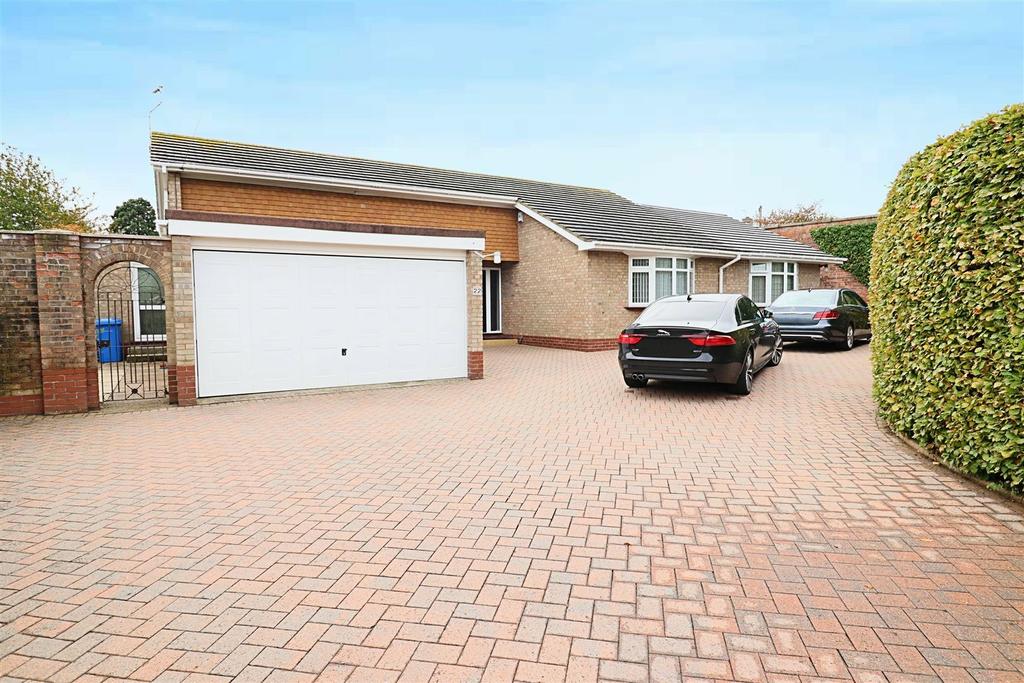 White Walk, Kirk Ella 3 bed detached bungalow £525,000