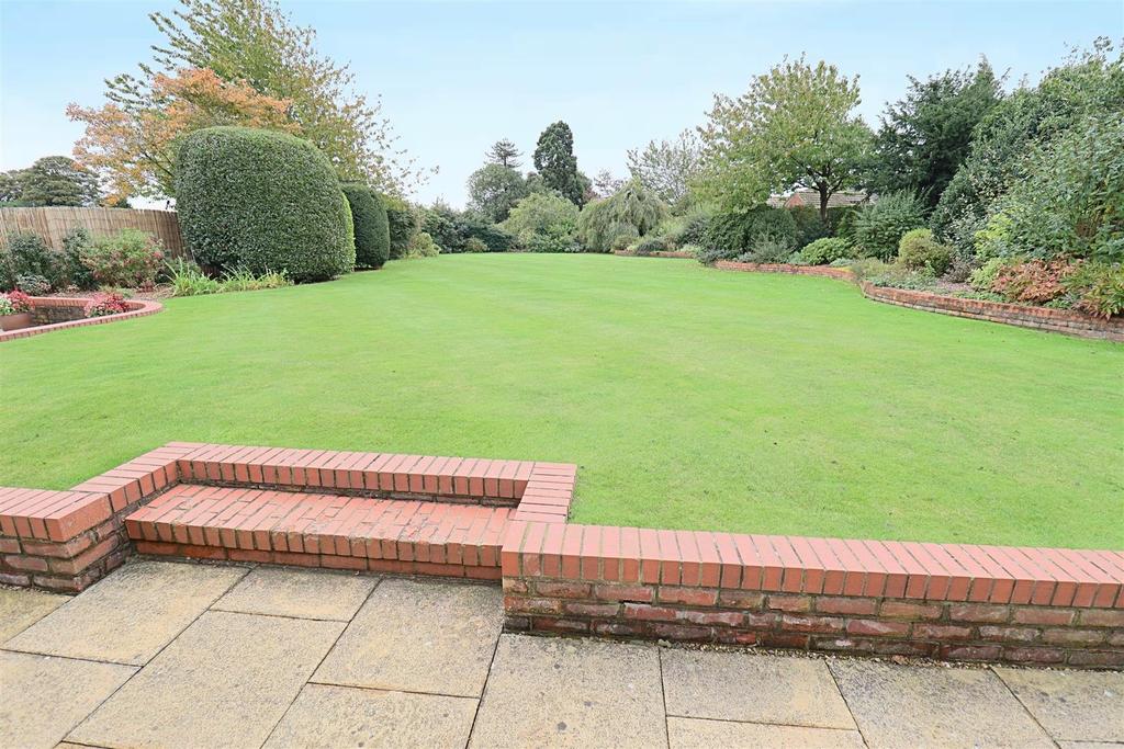 White Walk, Kirk Ella 3 bed detached bungalow £525,000