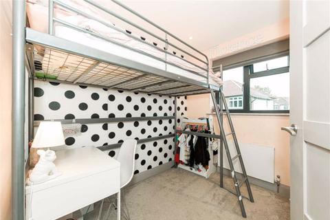 129 Tudor Avenue, Worcester Park, KT4 8TU