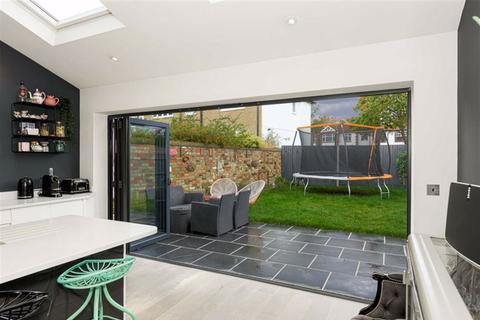 129 Tudor Avenue, Worcester Park, KT4 8TU