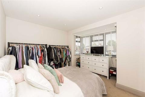 129 Tudor Avenue, Worcester Park, KT4 8TU
