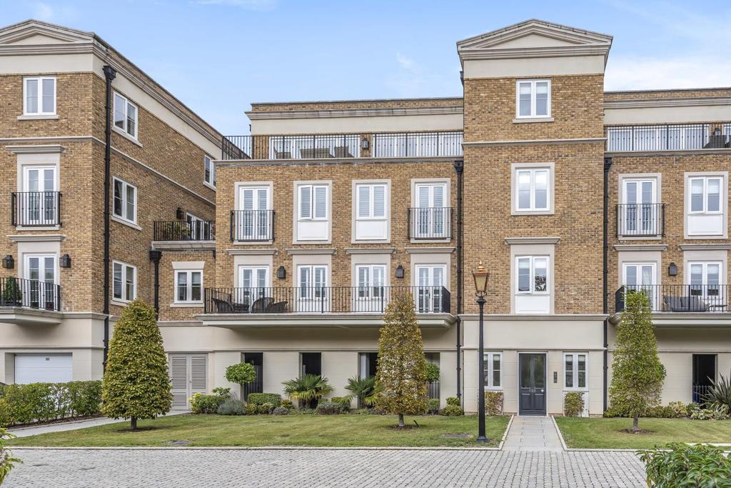 Willoughby Lane, Bromley 2 bed flat £760,000