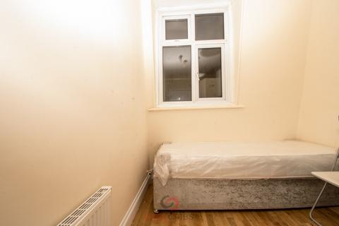 Studio to rent, Linden Gardens, Notting Hill, London  W2