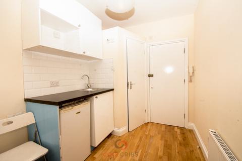 Studio to rent, Linden Gardens, Notting Hill, London  W2