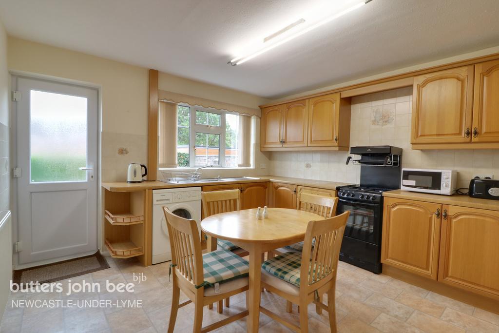 Palmers Green, Hartshill 3 bed detached house £220,000